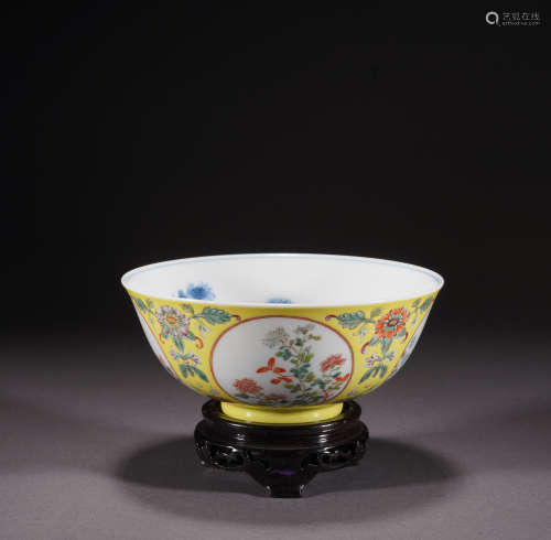 A yellow glazed 'floral' bowl