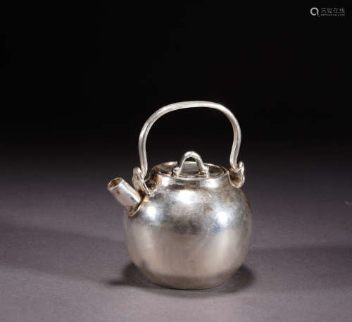 A silver pot