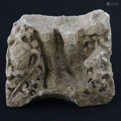 Fragment de relief figurant des jambes, peut-être celle du b...