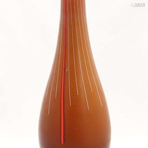 SALVIATI VASE PIRIFORME en verre doublé, à fond orange à déc...