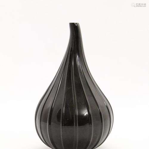 SALVIATI VASE SOLIFLORE piriforme en verre à fond noir, modè...