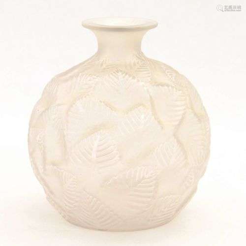 R. LALIQUE FRANCE - MODELE ORMEAUX, Vers 1930 - VASE BOULE e...