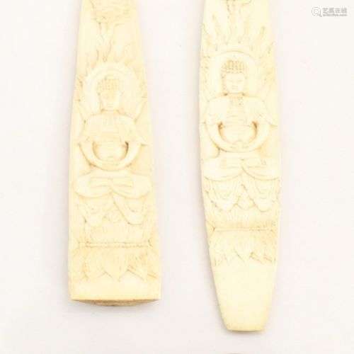 ASIE 2 plaques en ivoire sculptées en bas relief de Bouddhas...