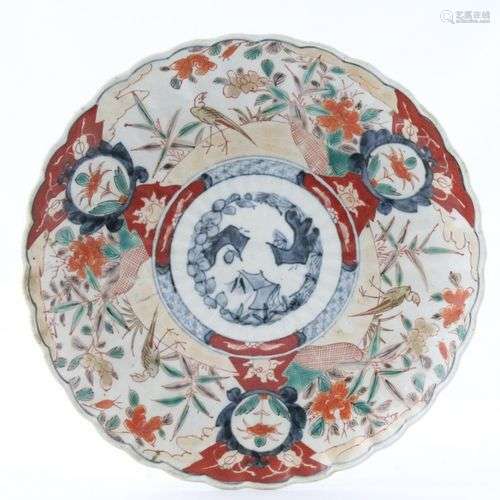 JAPON vers 1900 PLAT en porcelaine polychrome à décor Imari ...