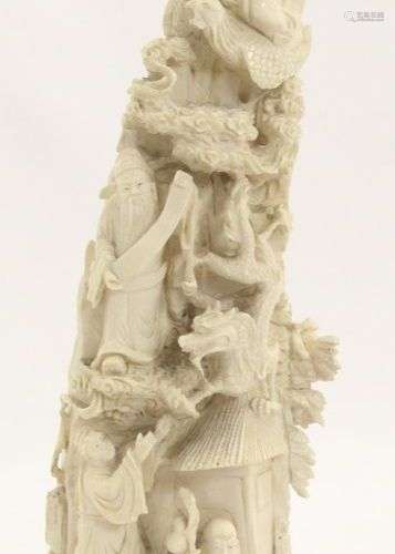 CHINE vers 1920-1930 PIC MONTAGNEUX en ivoire sculpté de sag...