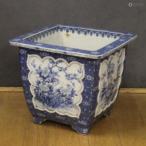 JAPON. IMPORTANT CACHE-POT en porcelaine blanc bleu, orné d'...