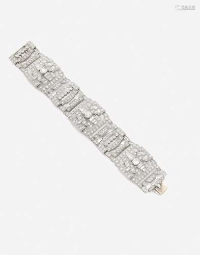 Bracelet Art DécoEn platine et or gris 18k, formé de plaques...
