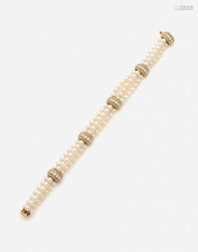 VAN CLEEF & ARPELS BraceletFormé de trois rangs de perles de...
