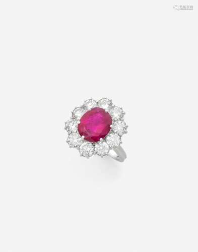 Bague margueriteEn platine, ornée d'un rubis coussin entouré...