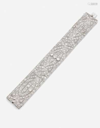Bracelet Art DécoEn platine, formé d'un large ruban articulé...