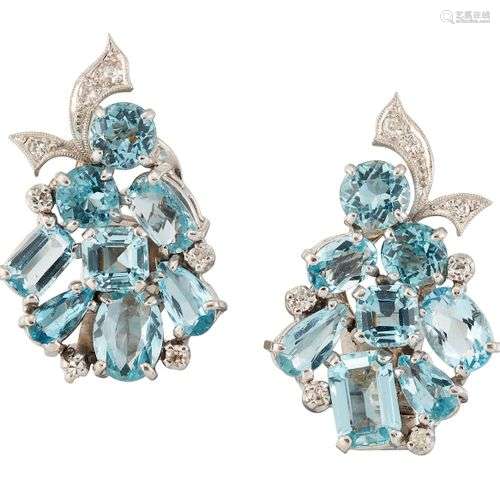 PAIRE DE BOUCLES D'OREILLES EN AQUAMARINE ET DIAMANT, chacun...