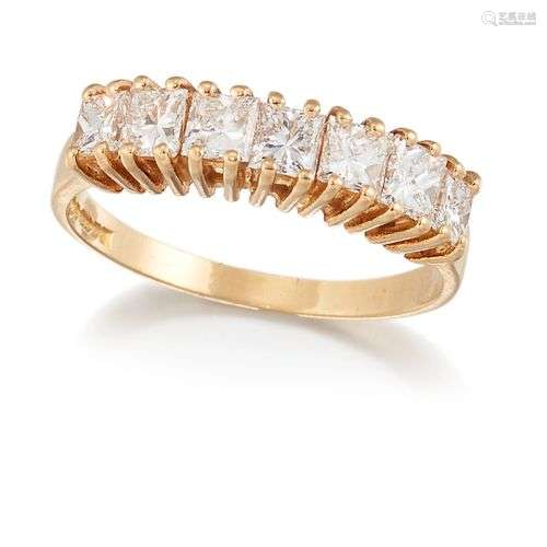 BAGUE HALF HOOP EN OR 18CT, sept diamants taille princesse s...