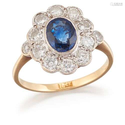 BAGUE CLUSTER EN SAPPHIR ET DIAMANT, un saphir de taille ova...