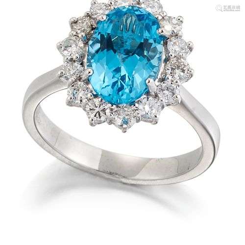 BAGUE DE TOPAZ BLEU ET DE DIAMANTS, une topaze bleue de tail...