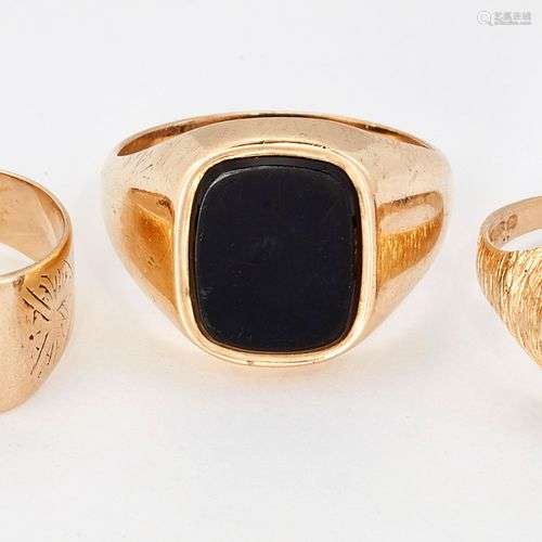 TROIS BAGUES EN OR 9CT, dont UNE BAGUE SIGNET EN ONYX, taill...