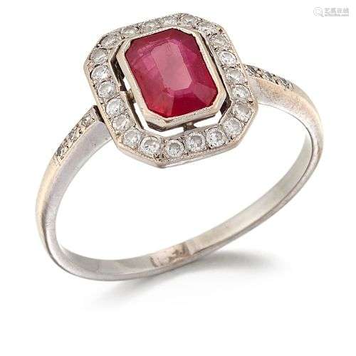 BAGUE CLUSTER EN RUBIS ET DIAMANTS, un rubis de taille octog...