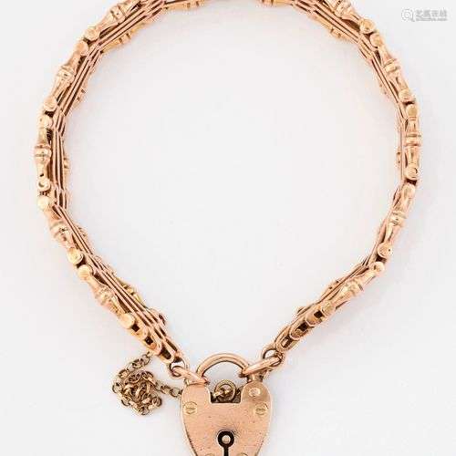 UN BRACELET FANCY GATE LINK, de trois liens de barre unis en...