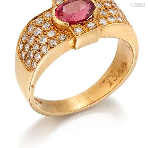 BAGUE EN RUBIS ET DIAMANT 18CT, un rubis de taille ovale sur...