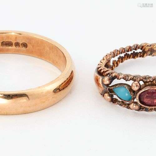 DEUX BAGUES EN OR, comprenant : UNE BAGUE EN GARNET ET TURQU...