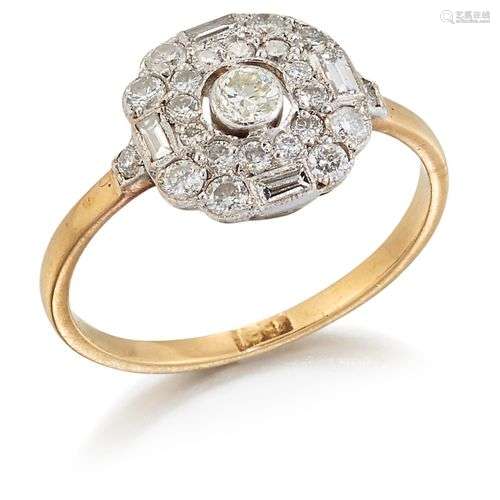 BAGUE CLUSTER EN DIAMANT, un diamant rond de taille brillant...