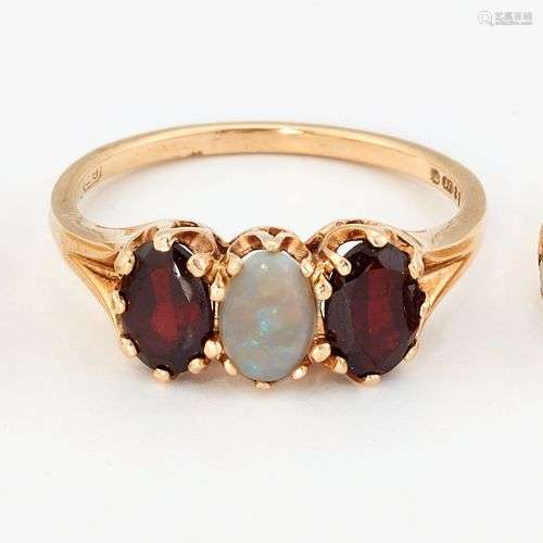 TROIS BAGUES EN OR 9CT, comprenant : UNE BAGUE EN OPALE ET S...