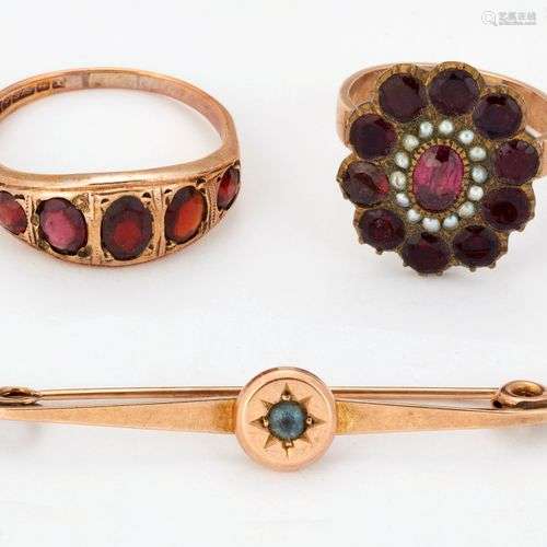 UN GROUPE DE BIJOUX, comprenant : UNE BAGUE EN GARNET ET PER...