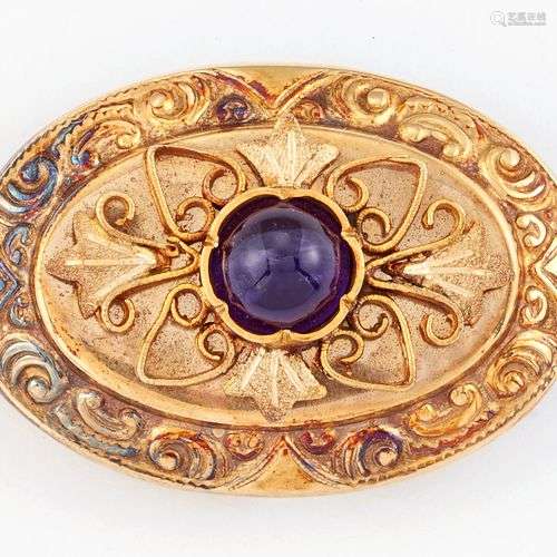 BROCHE D'AMÉTHYSTES EN OR 14CT, une améthyste ronde cabochon...