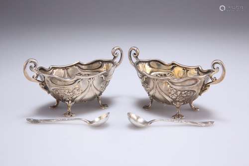 PAIRE DE SALES EN ARGENT ART NOUVEAU, par Henry Matthews, Bi...