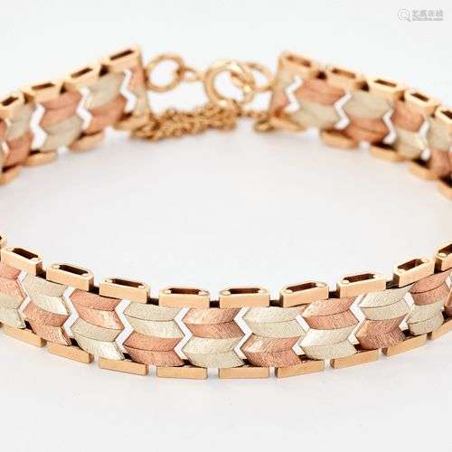 BRACELET EN OR 9CT TRI-COLORE, avec des chevrons texturés de...