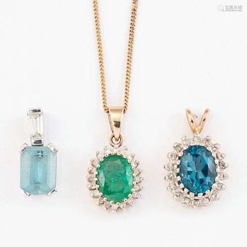 TROIS PENDANTS EN PAILLETS DE GEMMES, comprenant : UN PENDAN...