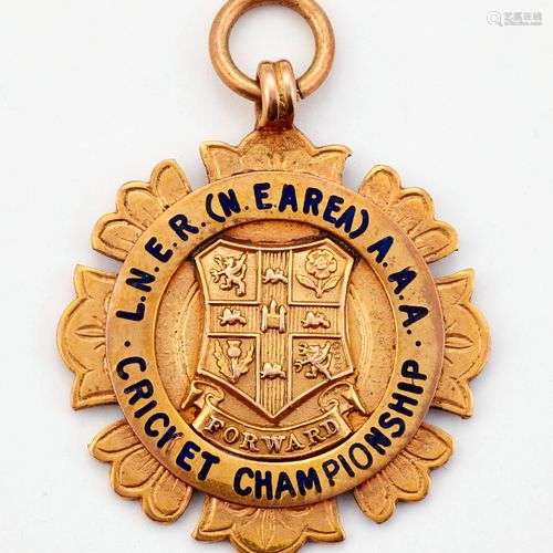 MEDALLION DE CRICKET EN OR 9CT, émaillé 'L.N.E.R. (N.E. AREA...