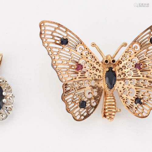 Une BROCHE EN SAPPHIRE ET RUBIS EN OR 9CT BUTTERFLY, poinçon...