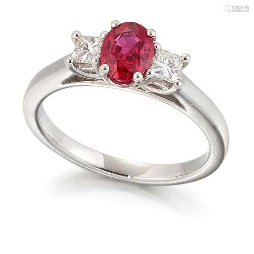 BAGUE TROIS PIÈCES EN PLATINE, RUBIS ET DIAMANTS, un rubis o...