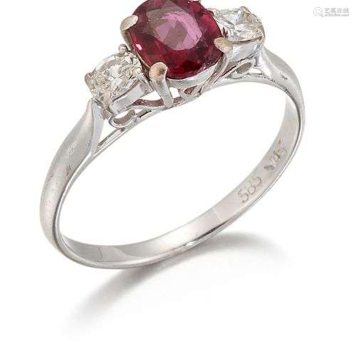 BAGUE TROIS PIÈCES EN RUBIS ET DIAMANT, un rubis de taille o...