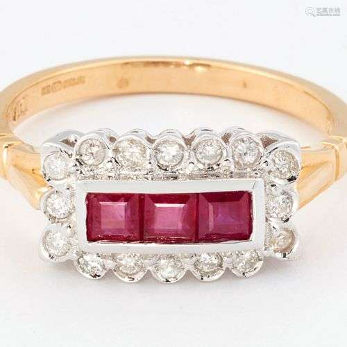 BAGUE CLUSTER EN OR 18CT POUR RUBIS ET DIAMANTS, trois rubis...