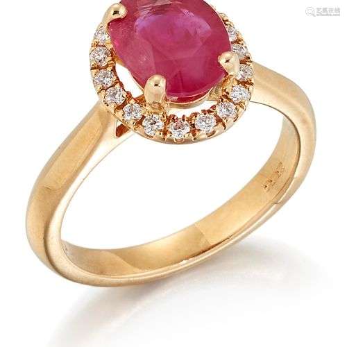 BAGUE EN OR 18CT POUR RUBIS ET DIAMANTS, un rubis de taille ...