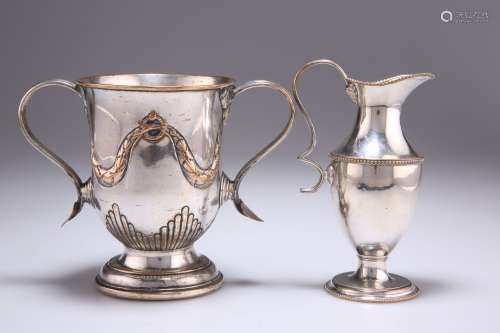 AN AN OLD SHEFFIELD PLATE TWO-HANDLED CUP, CIRCA 1785, avec ...