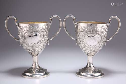 Paire de tasses à deux anses en argent irlandais GEORGE III,...