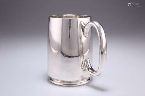 TASSE À PINTES EN ARGENT GEORGE VI, par L & W, Sheffield 194...