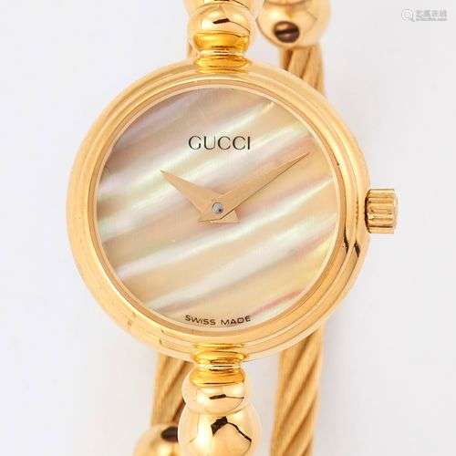 UNE MONTRE DE BANGLE GUCCI EN PLAQUE D'OR POUR DAMES, cadran...