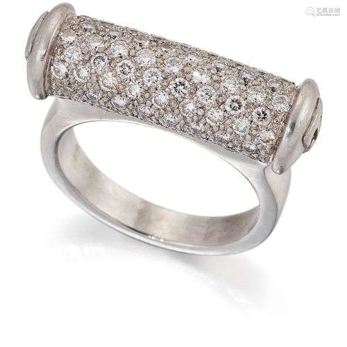 THEO FENNELL : BAGUE DE ROBE 'SHAFT' EN DIAMANT, une barre c...