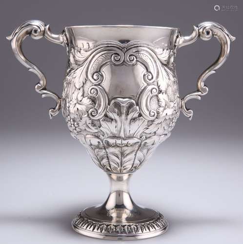 Tasse à deux anses en argent irlandais GEORGE III, par Matth...