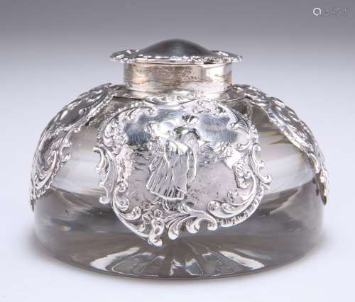 UN ENCRIER EDWARDIEN EN VERRE MOULÉ EN ARGENT, par William C...