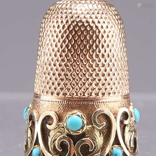 UN THIMBLE EDWARDIEN EN OR ET TURQUOISE, non marqué, avec de...