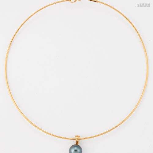 PENDANT EN PERLES NOIRES DE CULTURE SUR UN COLLIER TORQUE EN...