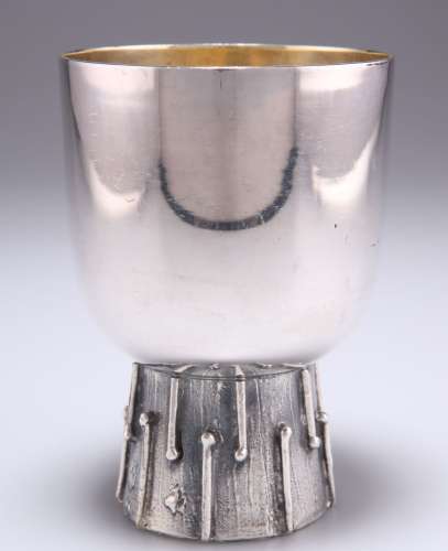 GOBLET MODERNISTE EN PLAQUE D'ARGENT, le bol arrondi avec in...