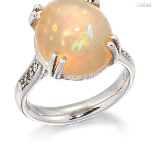 BAGUE OPALE ET DIAMANT EN OR BLANC 18CT, une opale ovale cab...