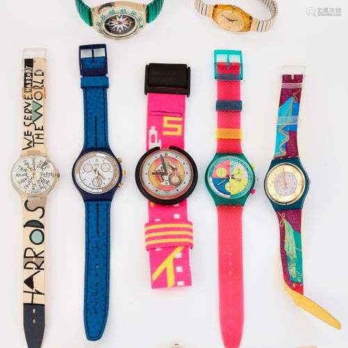 UN GROUPE DE HUIT MONTRES SWATCH ASSORTIES, comprenant deux ...