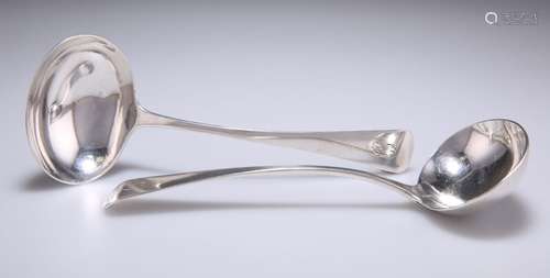 PAIRE DE LADLES À SAUCE EN ARGENT GEORGE III, par Thomas Dic...