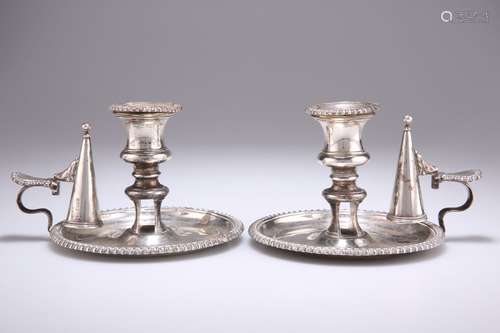 UNE PAIRE DE CHAMBERSTICKS EN ARGENT DE GEORGE IV, par John ...